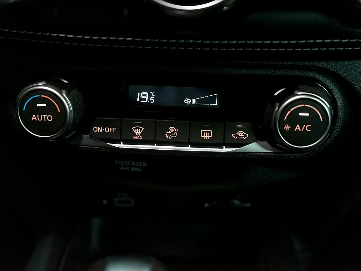 Panel digital del aire acondicionado de un carro