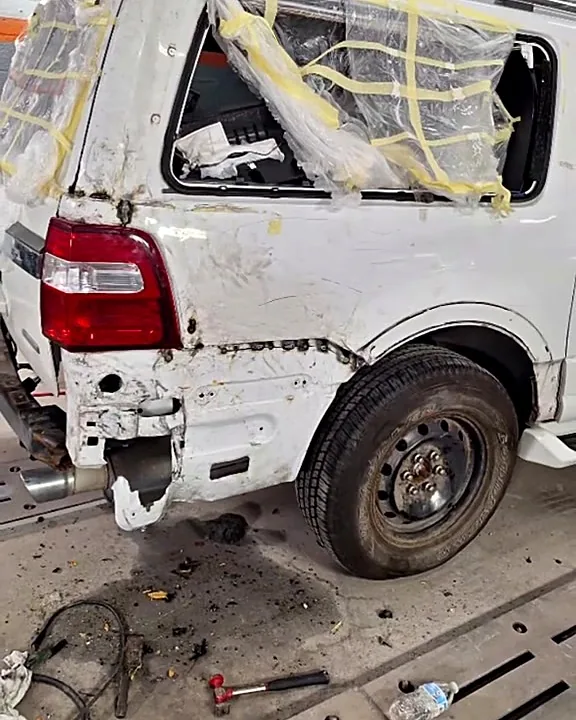 Ford Expedition blanca anclada al banco de chasis en J&B Auto Repair