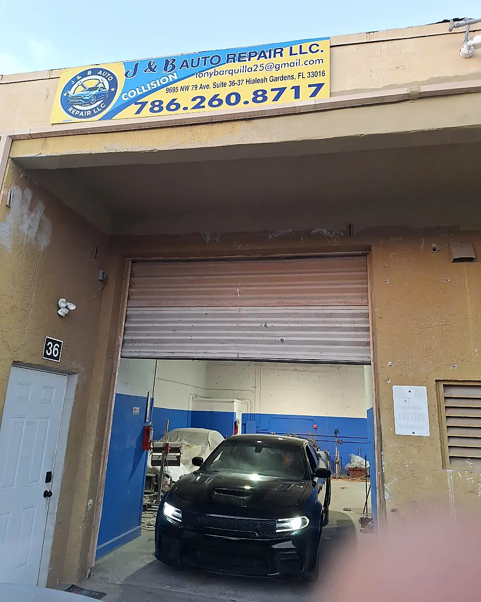 Frente del taller J&B Auto Repair con su letrero y teléfono 786-260-8717