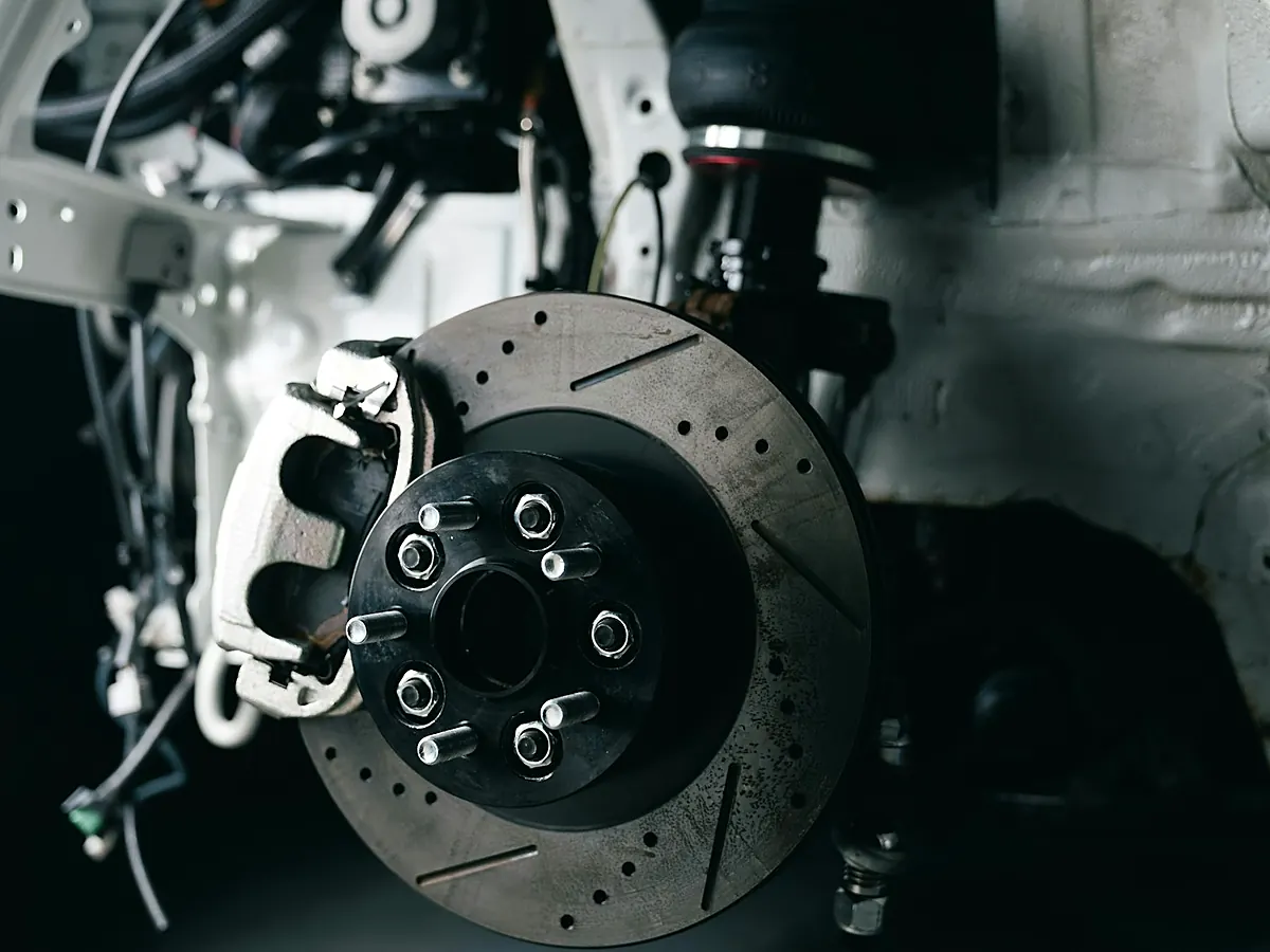 Disco y caliper de freno de un carro