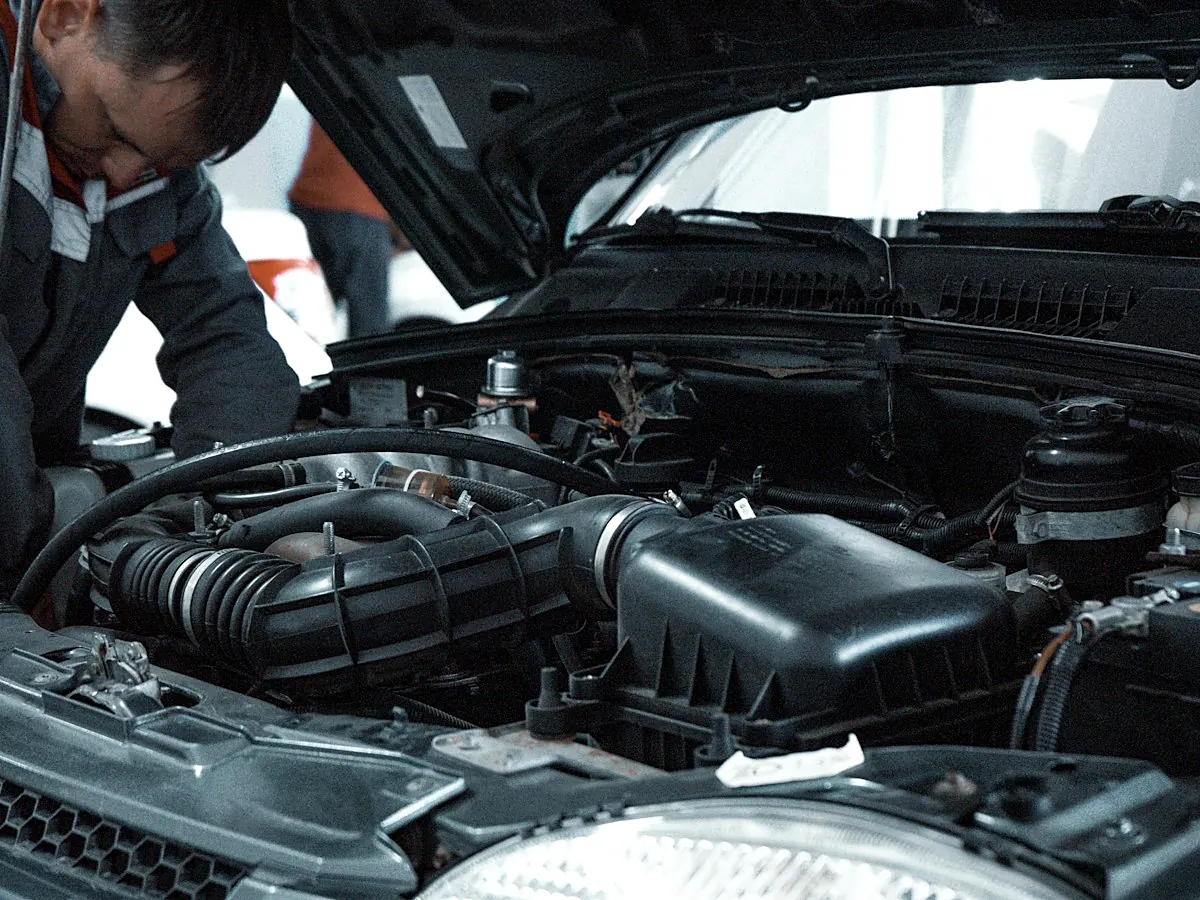 Mecánico revisando el compartimiento del motor