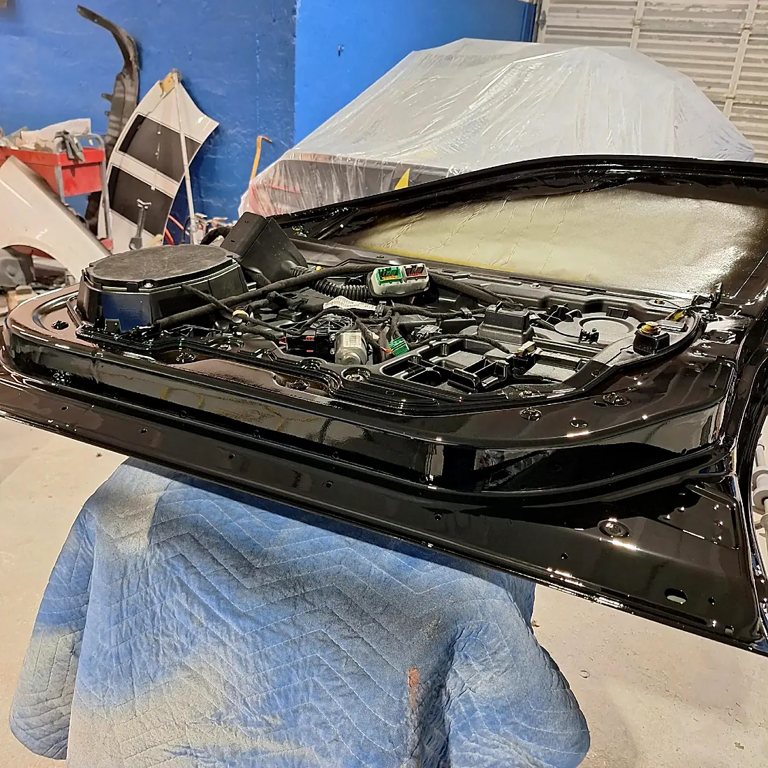 Motor de un carro abierto en el taller de J&B