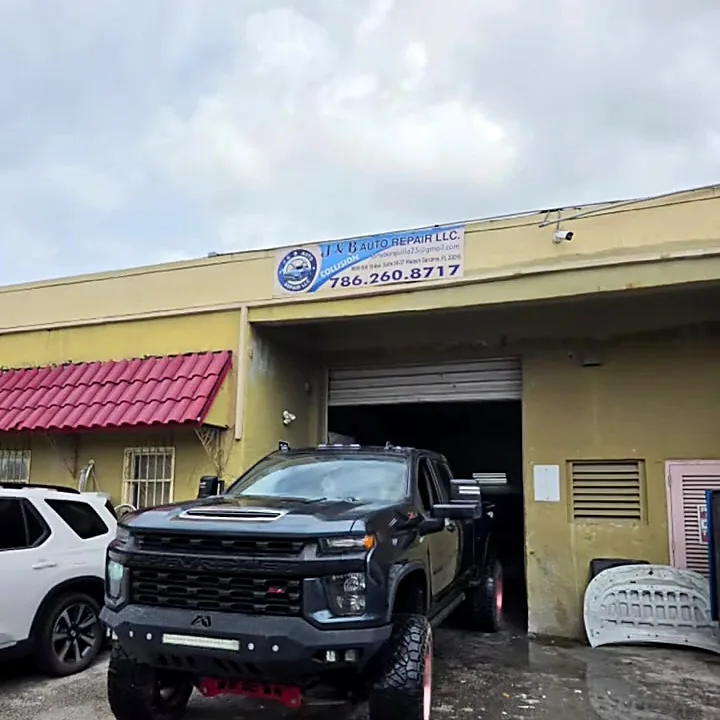 Chevrolet Silverado levantada frente a J&B Auto Repair