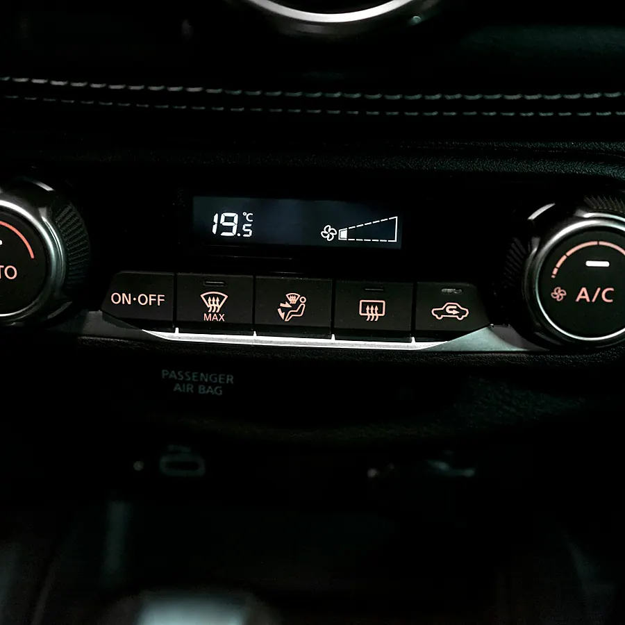Panel de control del aire acondicionado de un carro