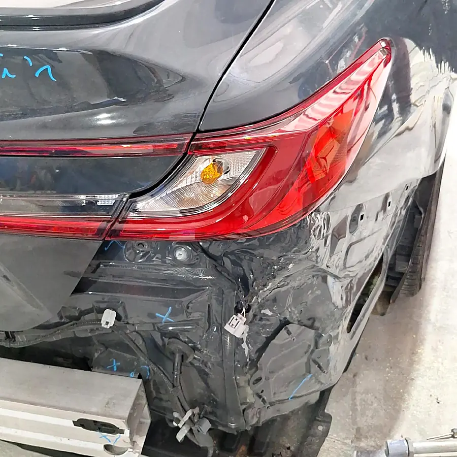 Carro con la parte trasera destrozada después de un choque, antes de la reparación en J&B