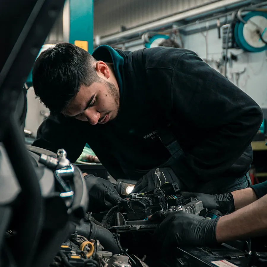 Mecánico revisando el motor de un carro