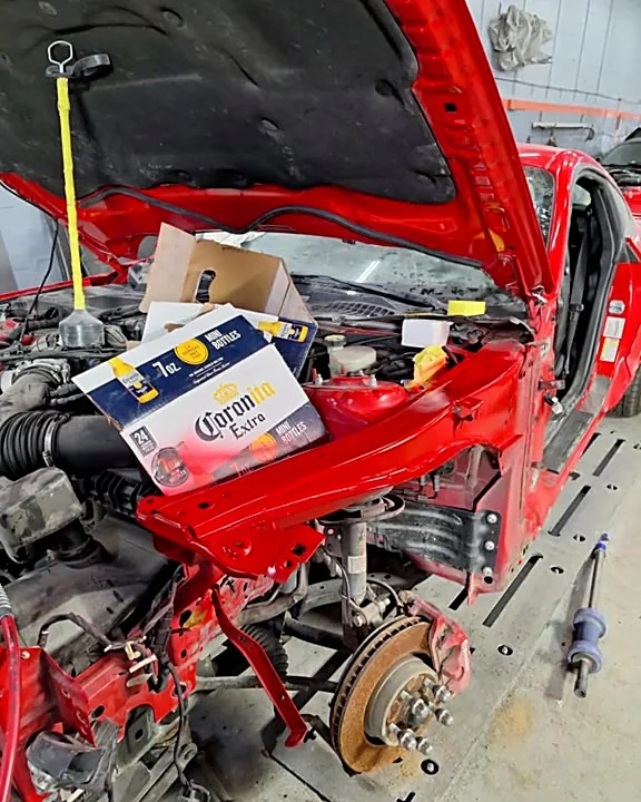 Mustang desarmado con el motor expuesto durante la reparación