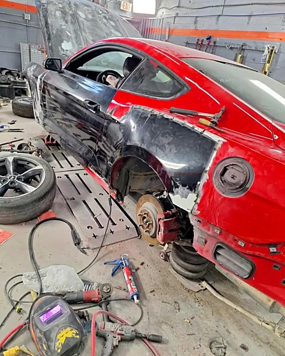 Mustang sobre el banco de chasis con piezas nuevas
