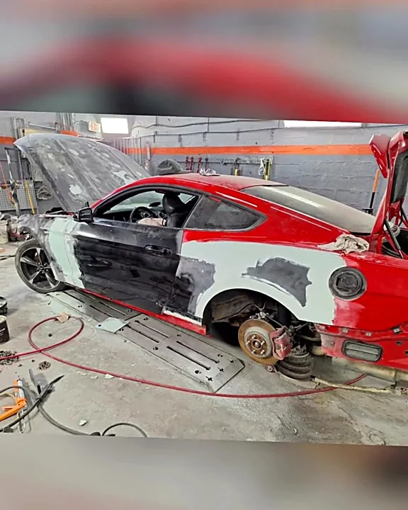 Mustang con la carrocería armada y paneles en primer