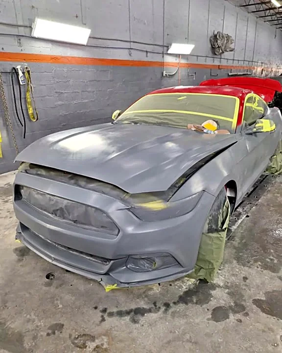 Mustang en gris primer listo para la cabina de pintura