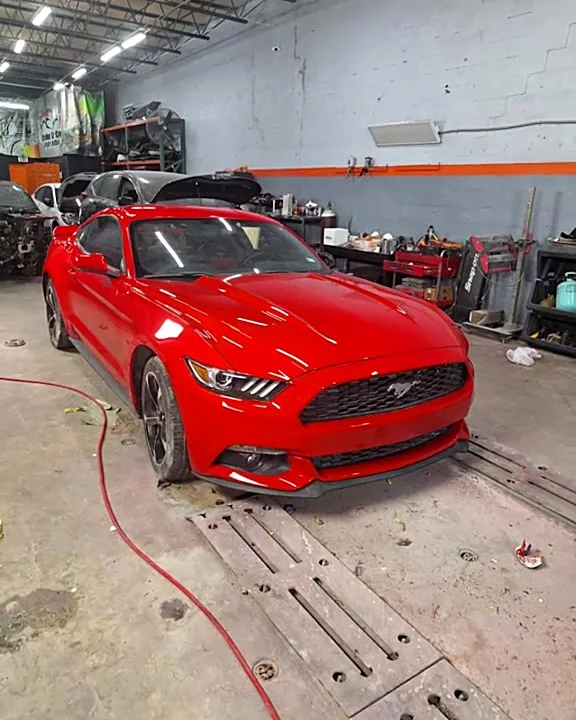 El mismo Ford Mustang terminado y brillando en rojo