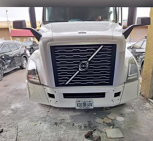 Camión Volvo con el frente reparado y pintado en J&B