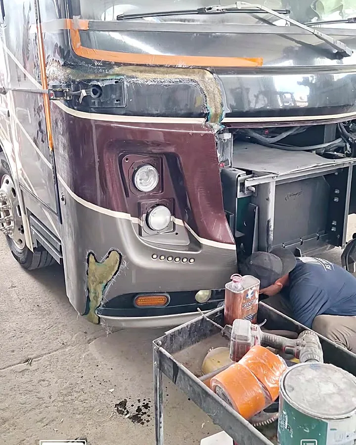Motorhome con el frente en reparación de fibra y pintura